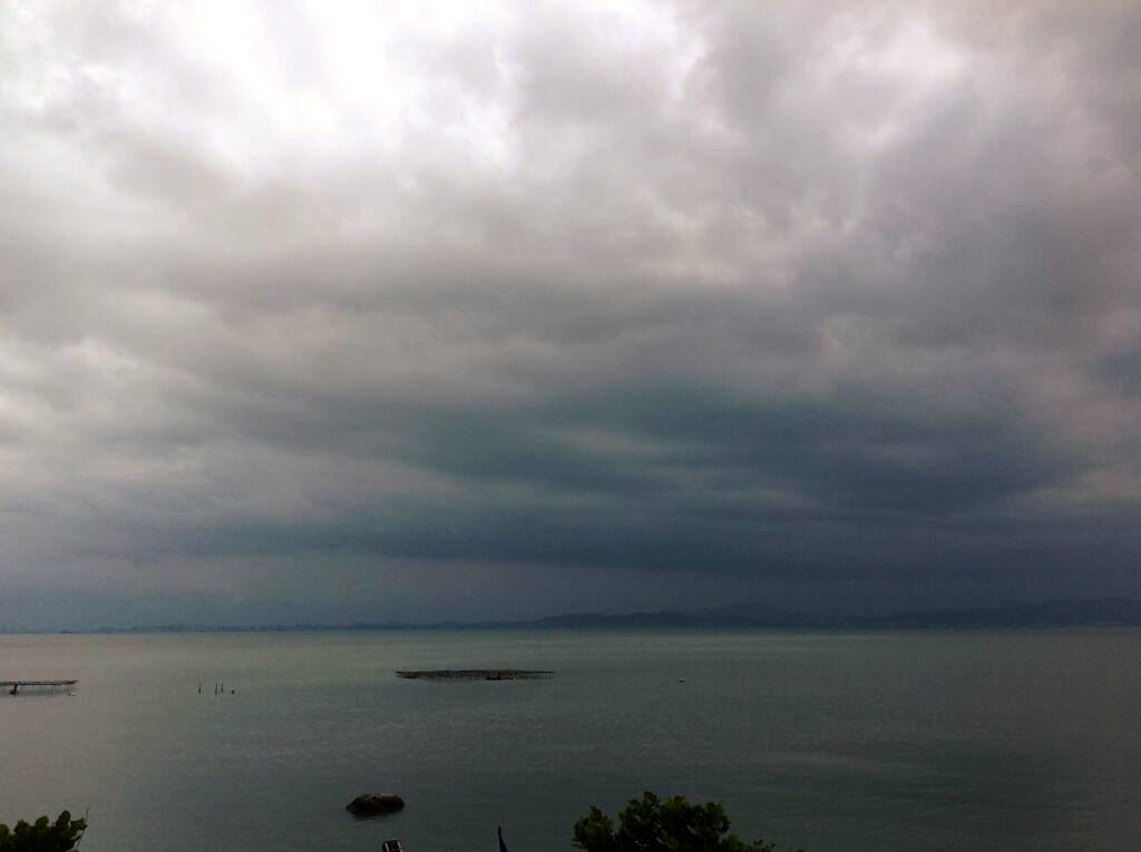 Foto de nuvens escuras sobre a baía norte, em Florianópolis