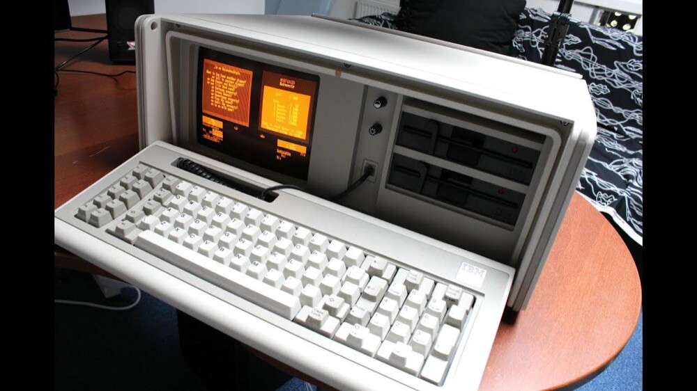 Foto de um Portable PC ligado e com a tampa aberta