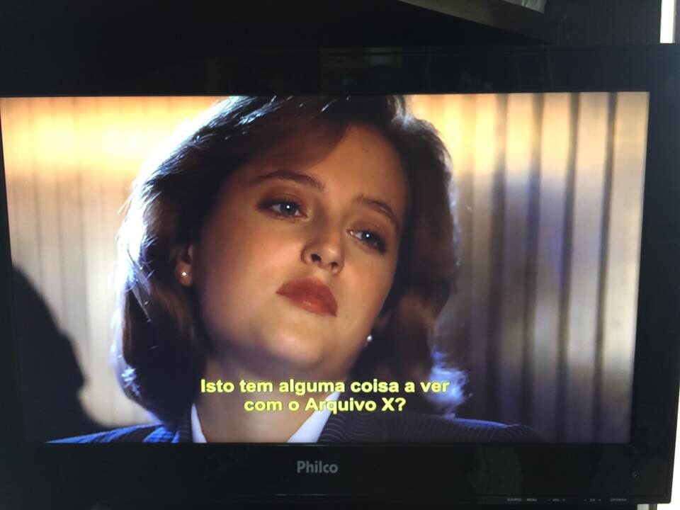 A agente Scully, na minha antiga TV Philco de tubo. A legenda diz: “Isto tem alguma coisa a ver com o Arquivo X?“