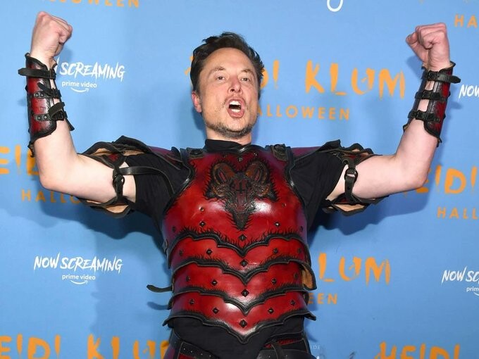 Elon Musk trajando uma armadura vermelha