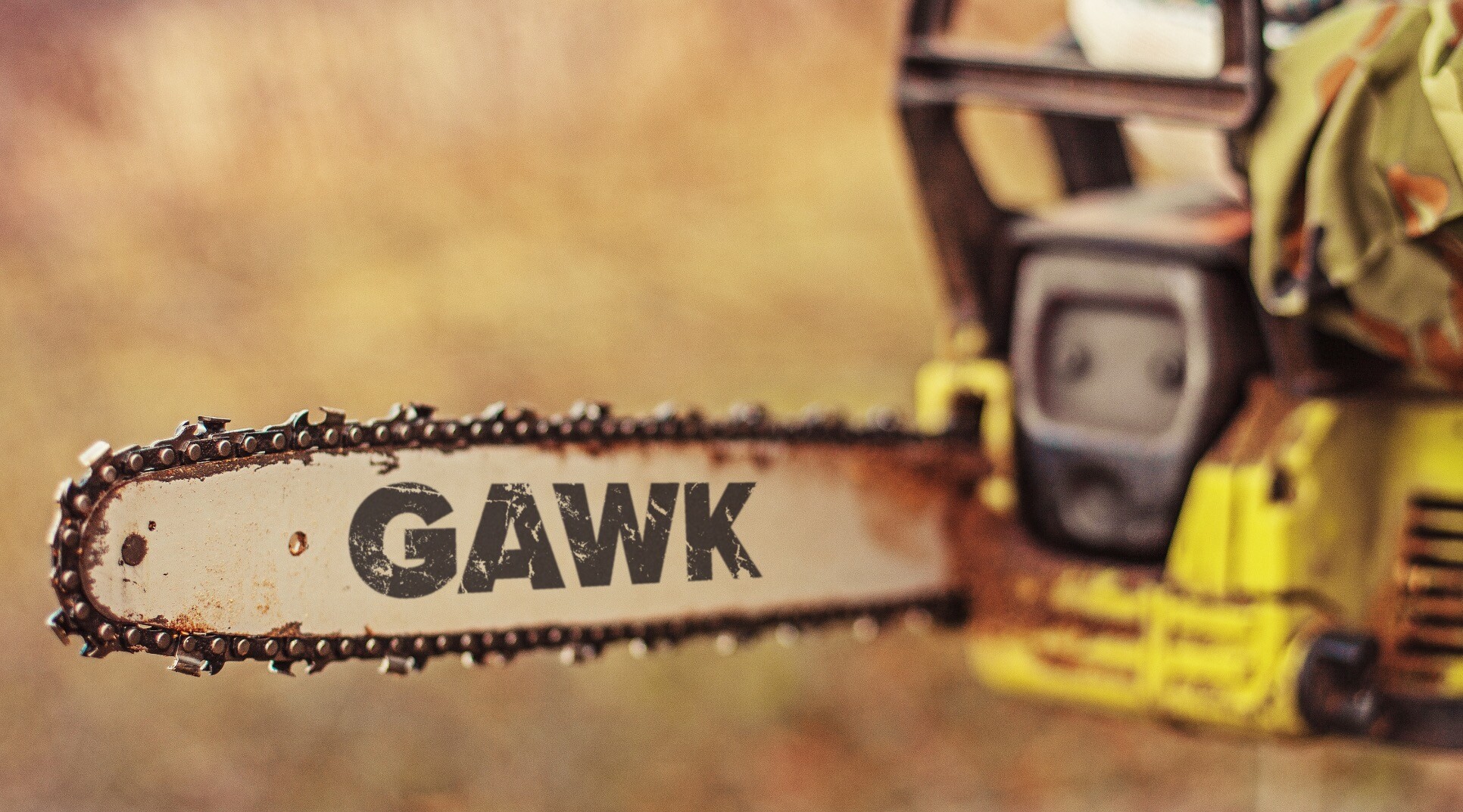 Uma motosserra com a palavra GAWK escrita em sua haste