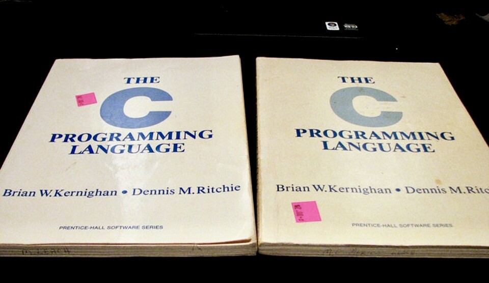 foto de 2 exemplares do livro The C Programming Guide, lado a lado