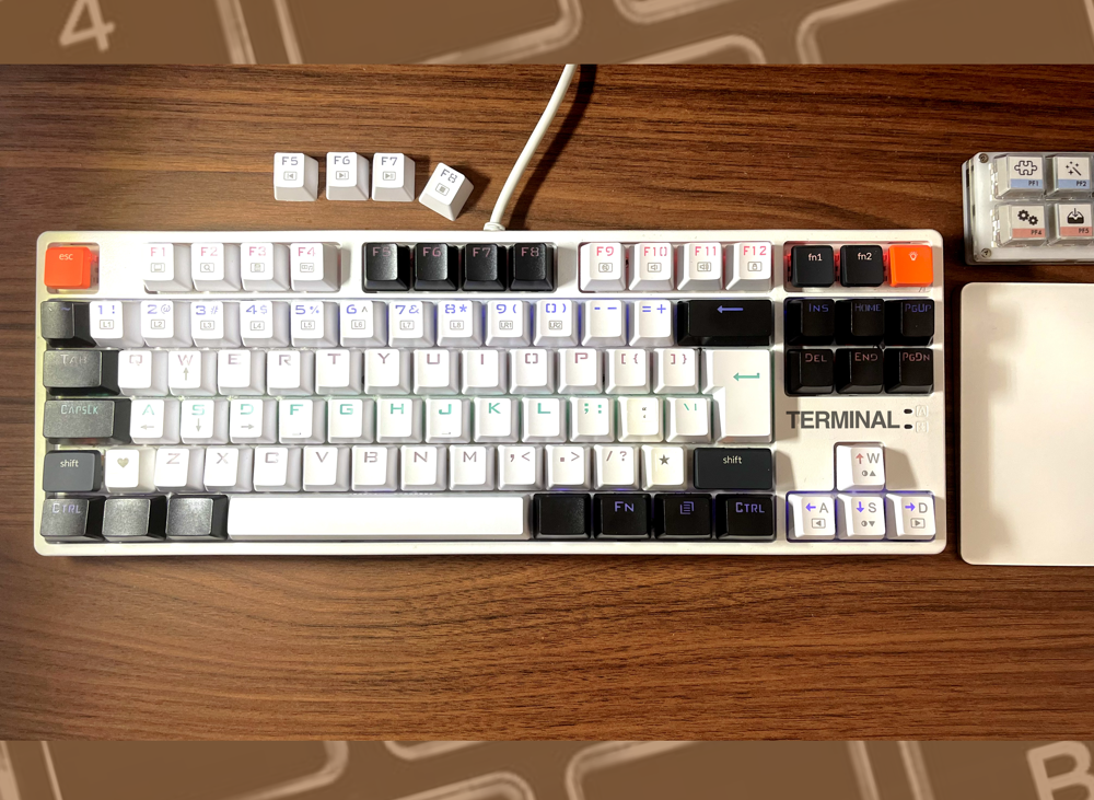 Foto do meu teclado Daksa K576W-R com mais algumas teclas substituídas