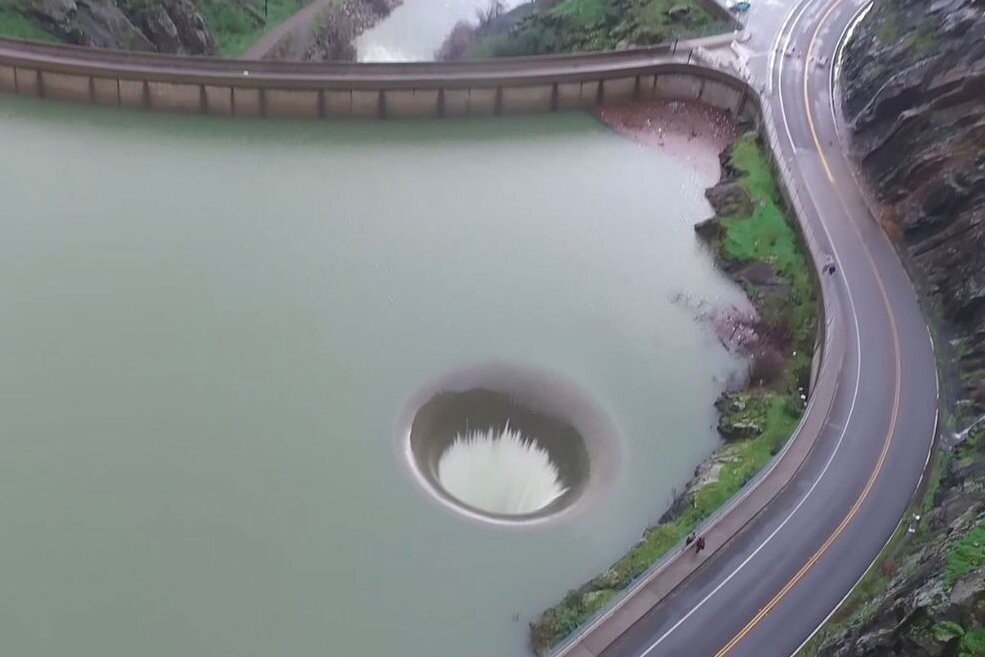 Foto aérea do sumidouro de uma barragem que dividiu por zero 