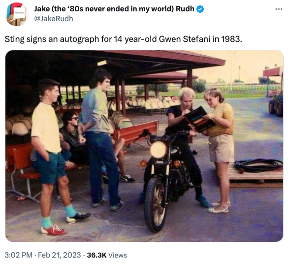 print de um tweet de @JakeRudh mostrando sting, em uma moto, dando um autógrafo para a Gwen Stefani, então com 14 anos
