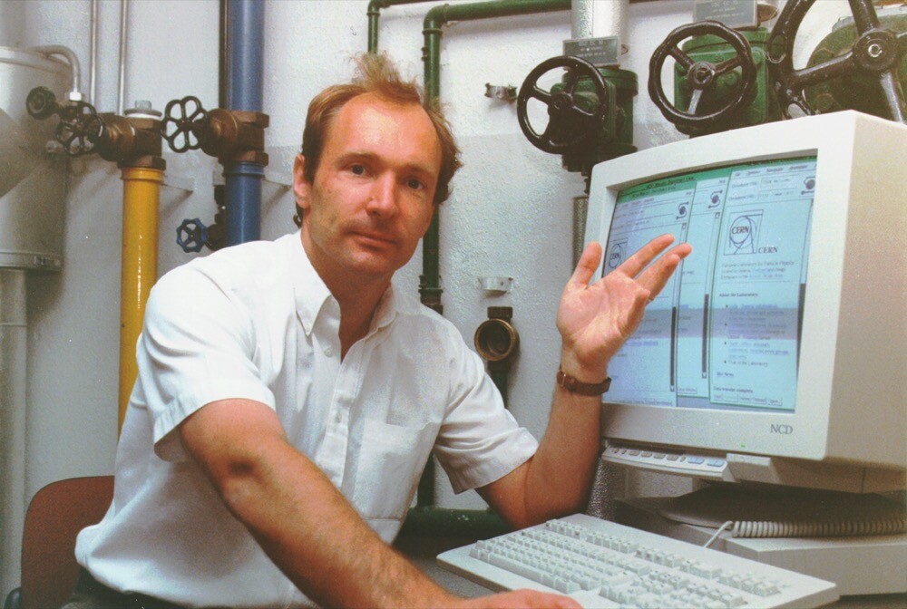 Foto de Tim Berners-Lee junto a uma workstation rodando o seu software.