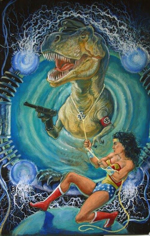 Mulher-Maravilha laçando um dinossauro com braçadeira de suástica, pistola luger e colar da cruz de ferro