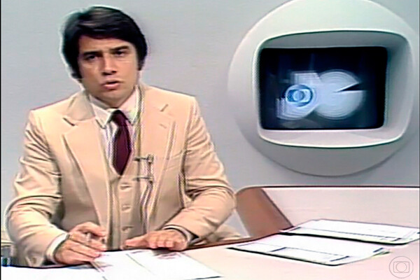 Frame de Sérgio Chapelin em cenário clássico do Jornal da Globo
