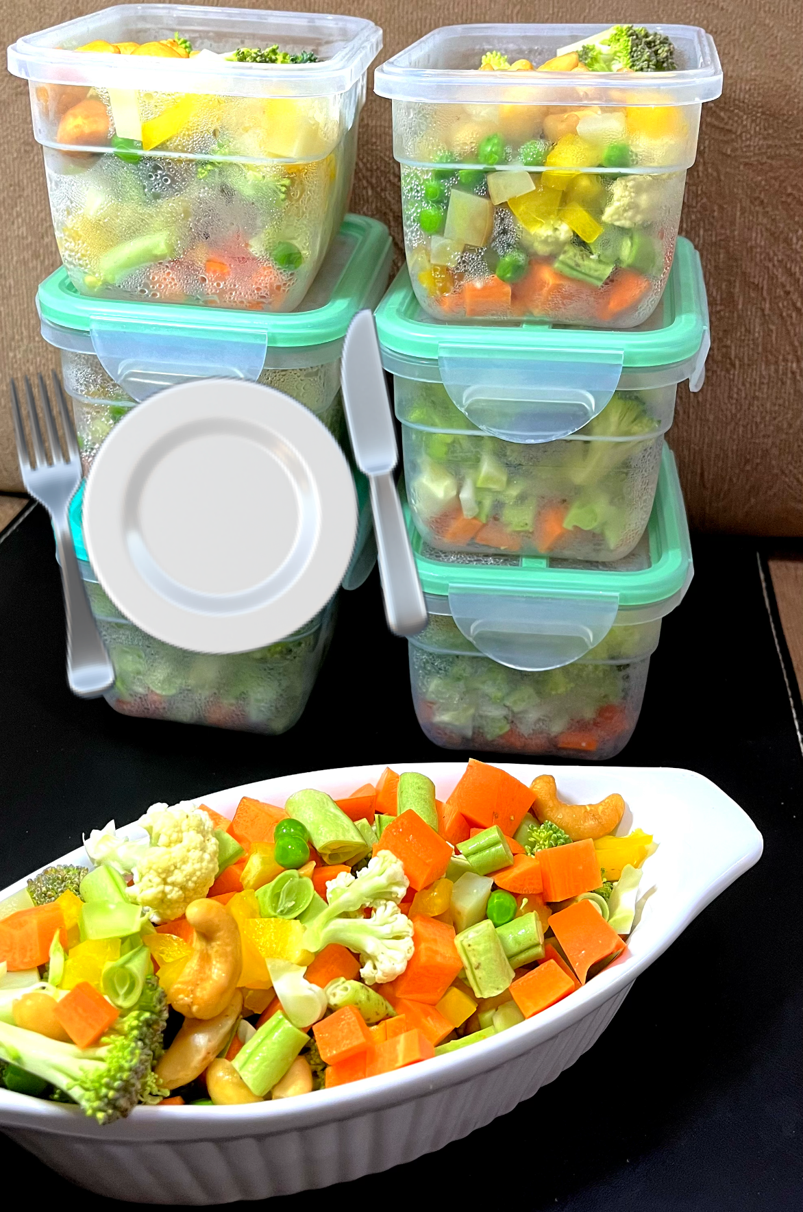 Travessa com uma porção de vegetais picados e, ao fundo, 6 embalagens herméticas contendo porções similares.