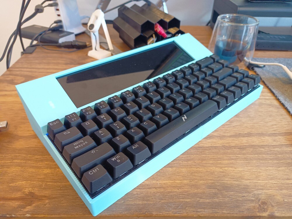 Foto da recriação moderna, visualmente lembrando um display (baixo e largo) integrado a um teclado.