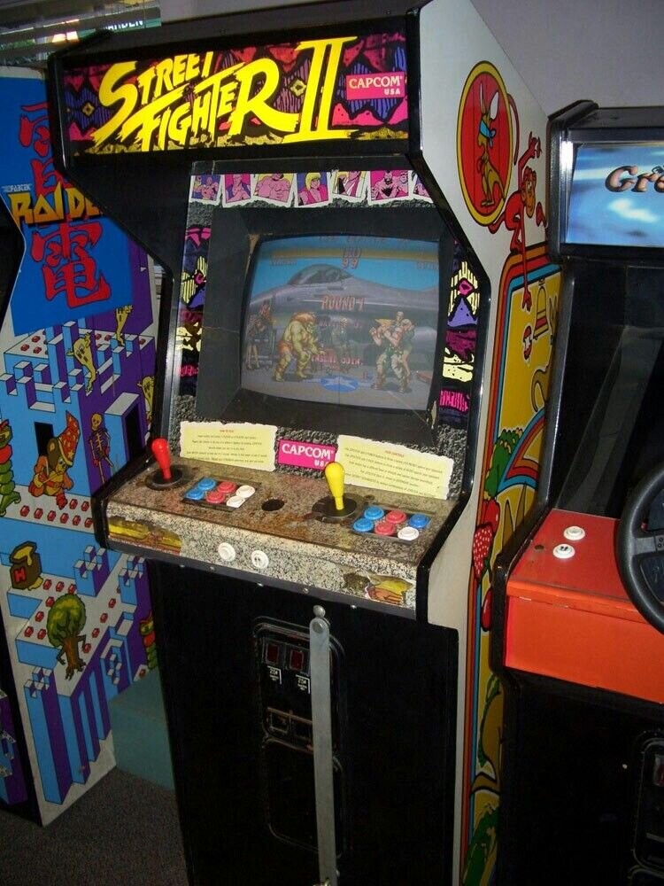Máquina de Street Fighter II num fliperama