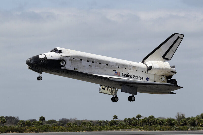 Foto do Discovery prestes a pousar.