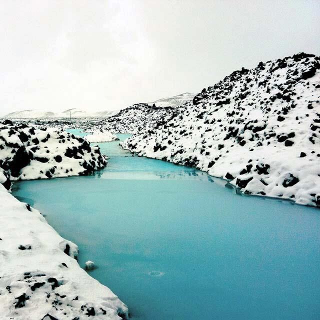 Foto de fiorde finlandês parcialmente coberto de neve, em contraste com pedras que fazem lembrar um sorvete de flocos.