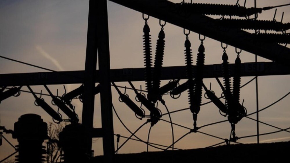 foto de equipamentos de transmissão de energia no escuro