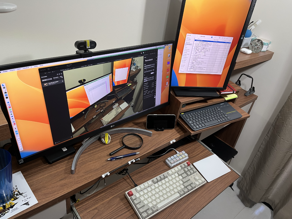 Foto de mesa de trabalho com 2 teclados e um subteclado auxiliar