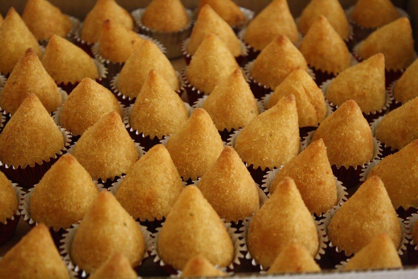 uma bandeja repleta de coxinhas