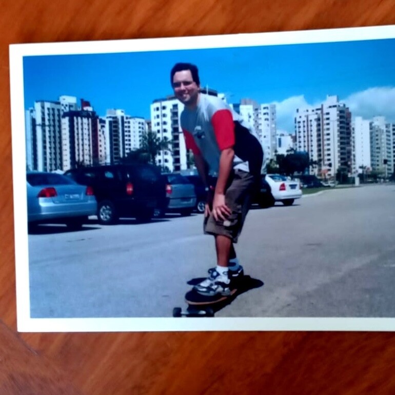 Foto antiga, comigo andando de skate long board na praça