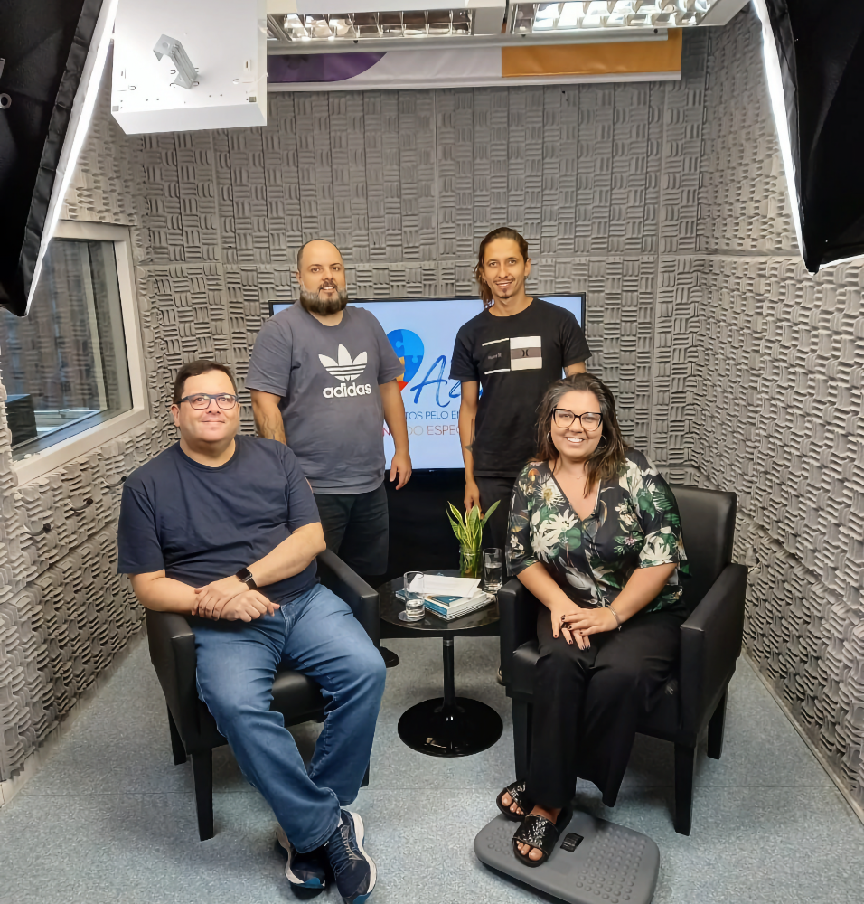 eu, a jornalista e a equipe técnica, ao final da gravação