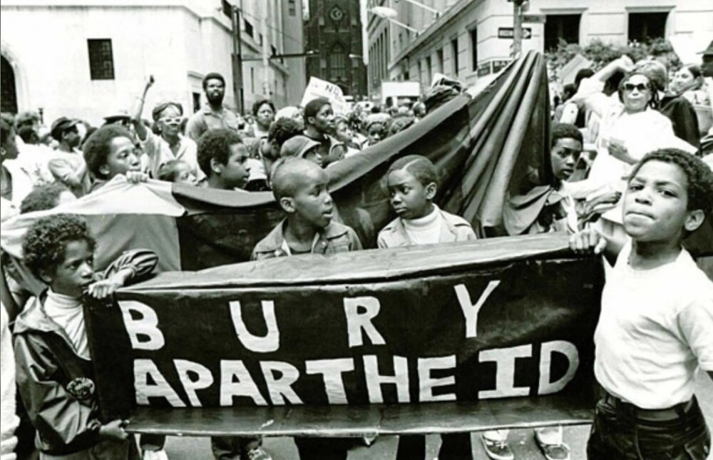 Foto de manifestação pelo fim do apartheid