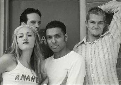 Foto em preto e branco dos integrantes do No Doubt