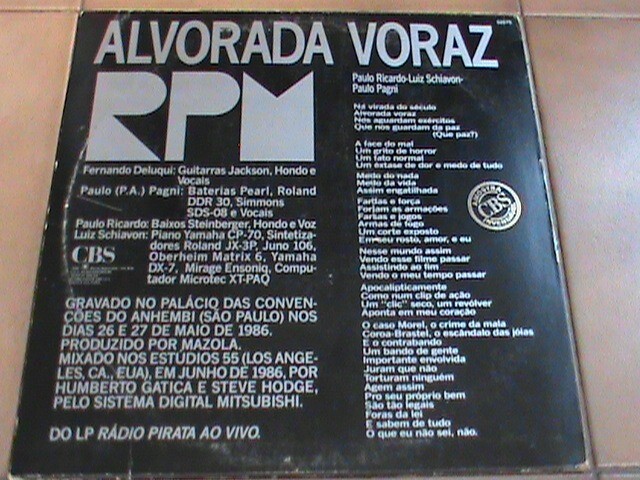 Verso da capa do álbum Alvorada Voraz
