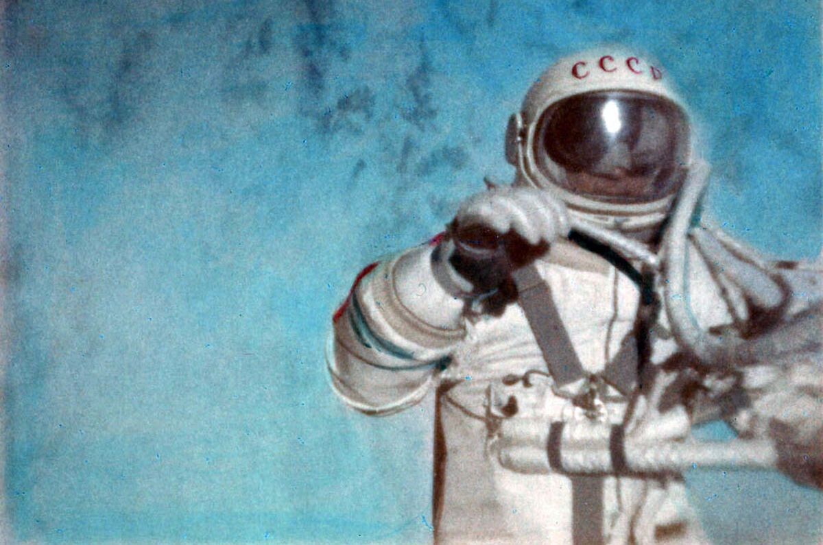 foto de Alexei Leonov fora da cápsula, com a Terra ao fundo
