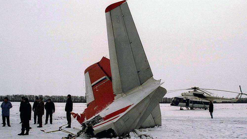 Foto da cauda do avião acidentado, em solo após o acidente.