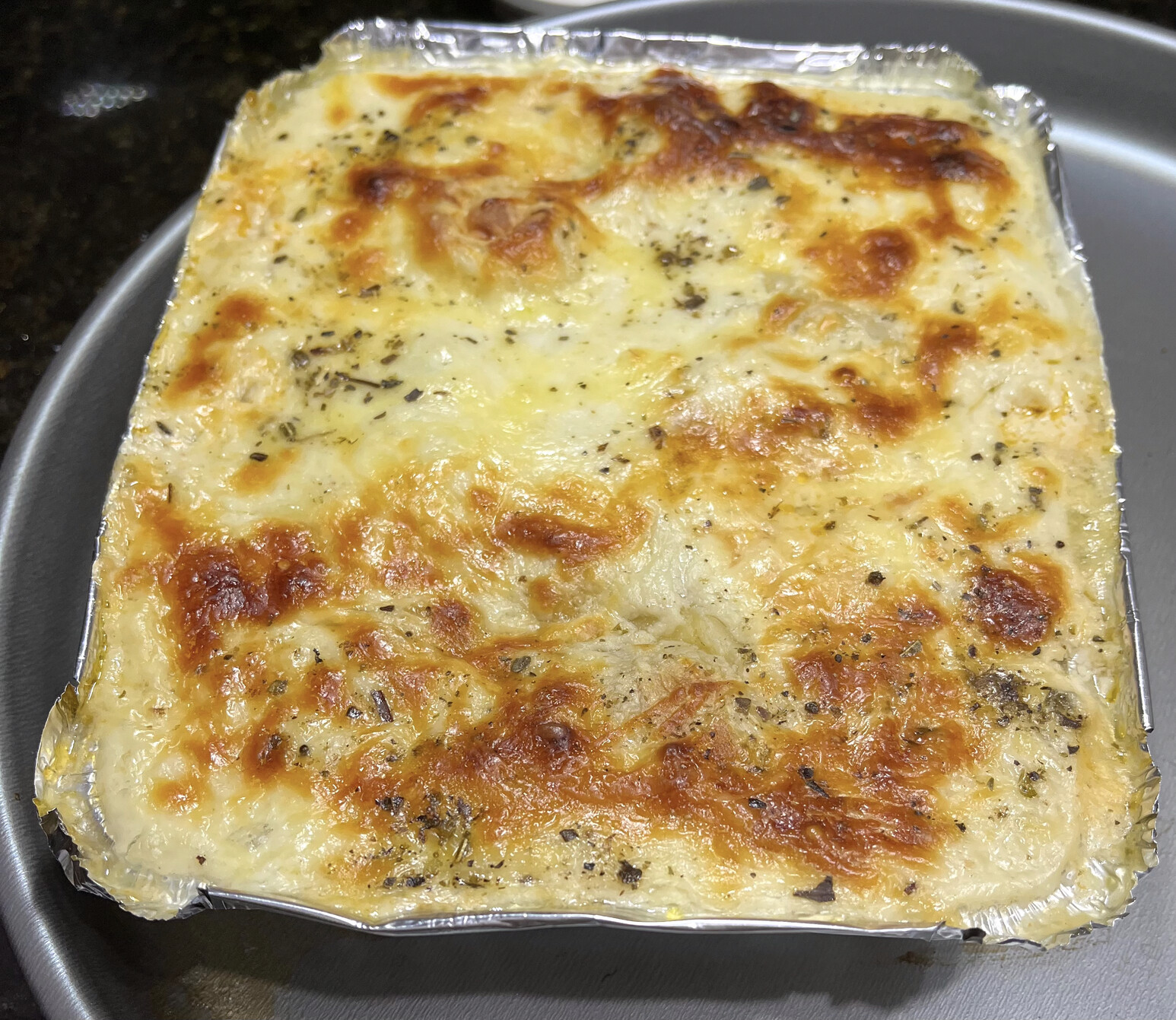 foto de uma lasanha de carne assada de panela, bem gratinada