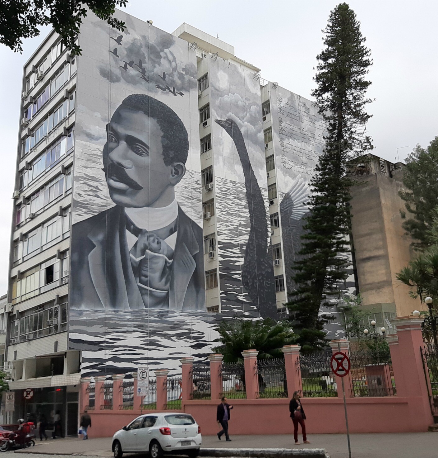 Mural em homenagem ao poeta no centro de sua cidade natal.