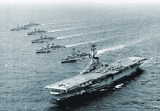 Foto em preto e branco do USS Forrestal e navios de apoio