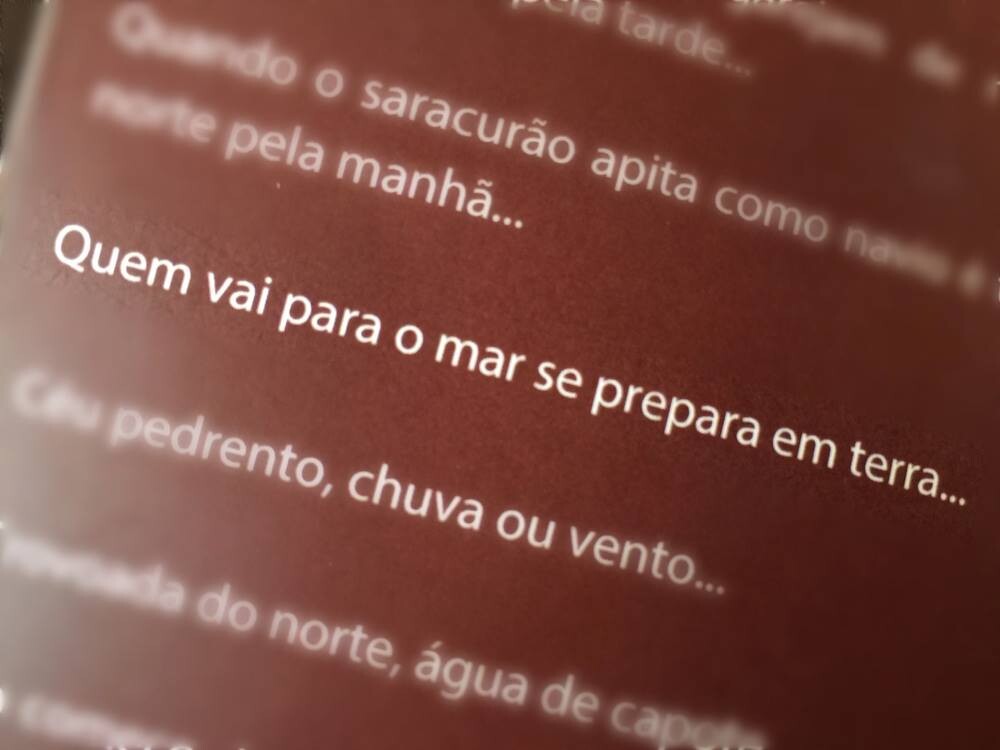 Frase “Quem vai pro mar se prepara em terra“, em um cardápio de restaurante