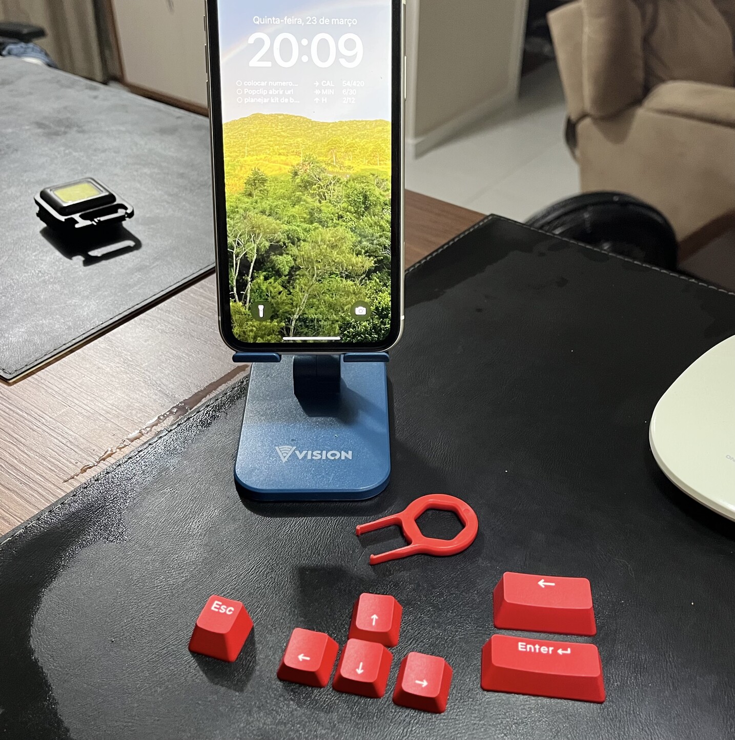 7 keycaps em cor vermelha, para teclas de setas, enter, esc e backspace