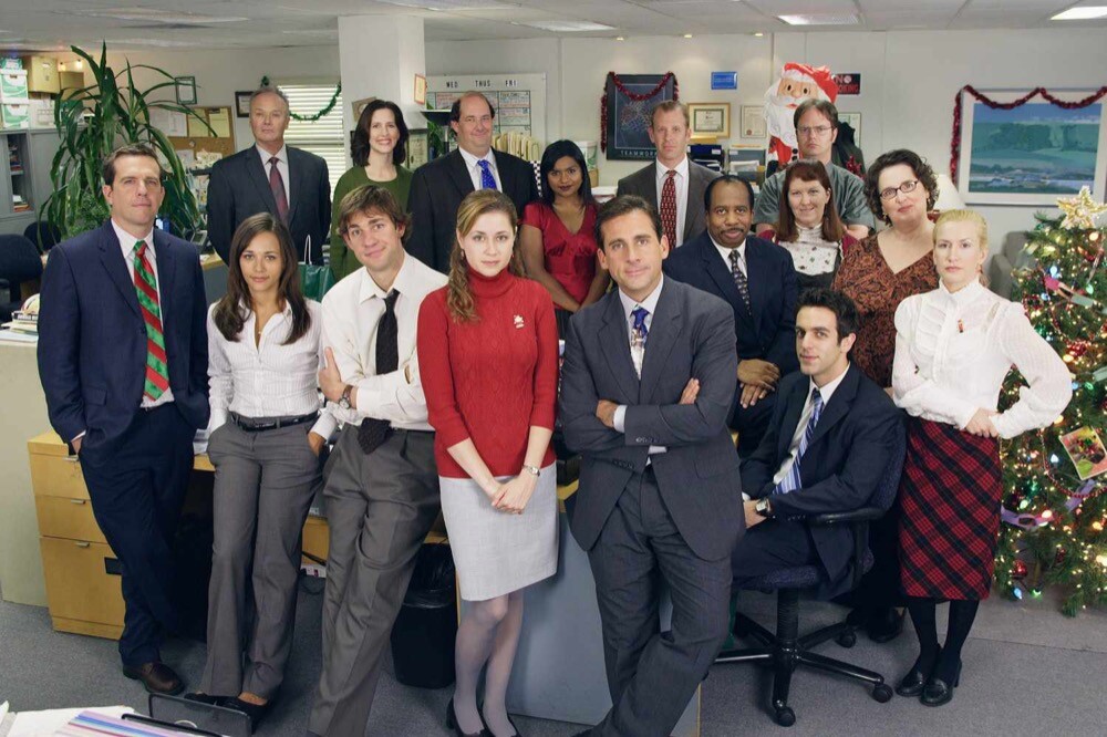 Foto reunindo o elenco caracterizado em uma das temporadas intermediárias de The Office