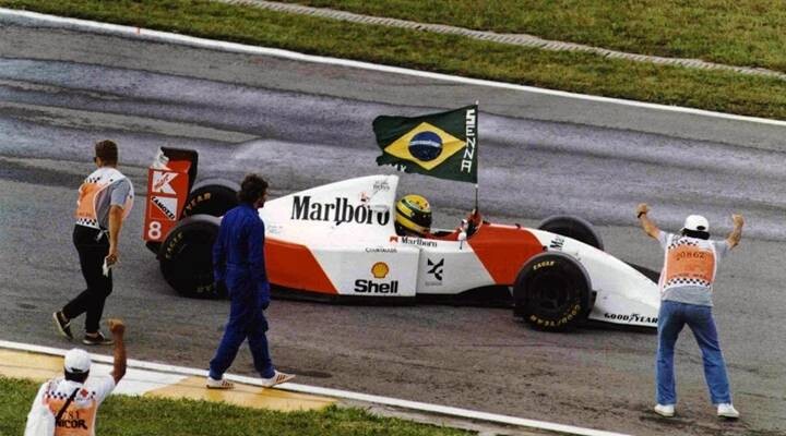Senna com a bandeira nacional após vitória na Formula 1