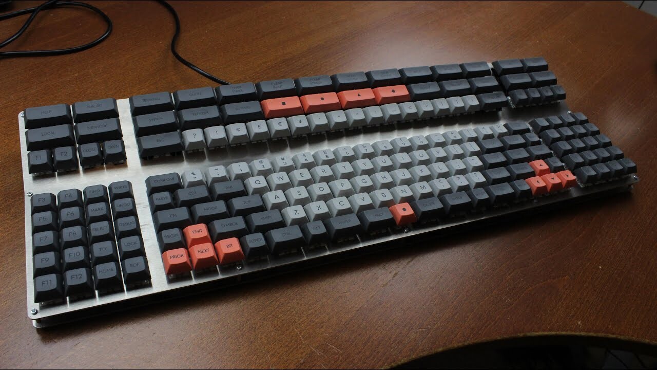 Um teclado com quase o dobro das teclas de um teclado PC padrão