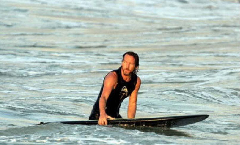 Eddie Vedder numa prancha de surf