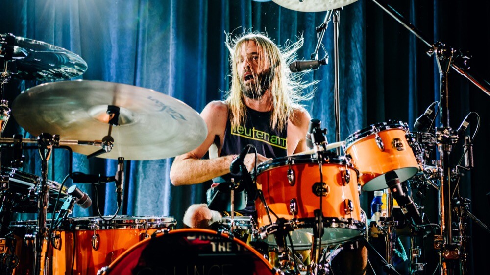 Taylor Hawkins tocando bateria no palco