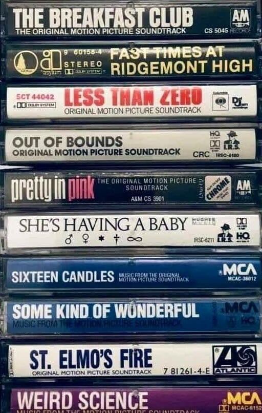 Pilha de fitas K7 com as trilhas sonoras dos filmes Clube dos Cinco, Gatinhas & Gatões, A Garota de Rosa-Shocking, Picardias Estudantis, Ela Vai Ter um Bebê, entre outros<br>