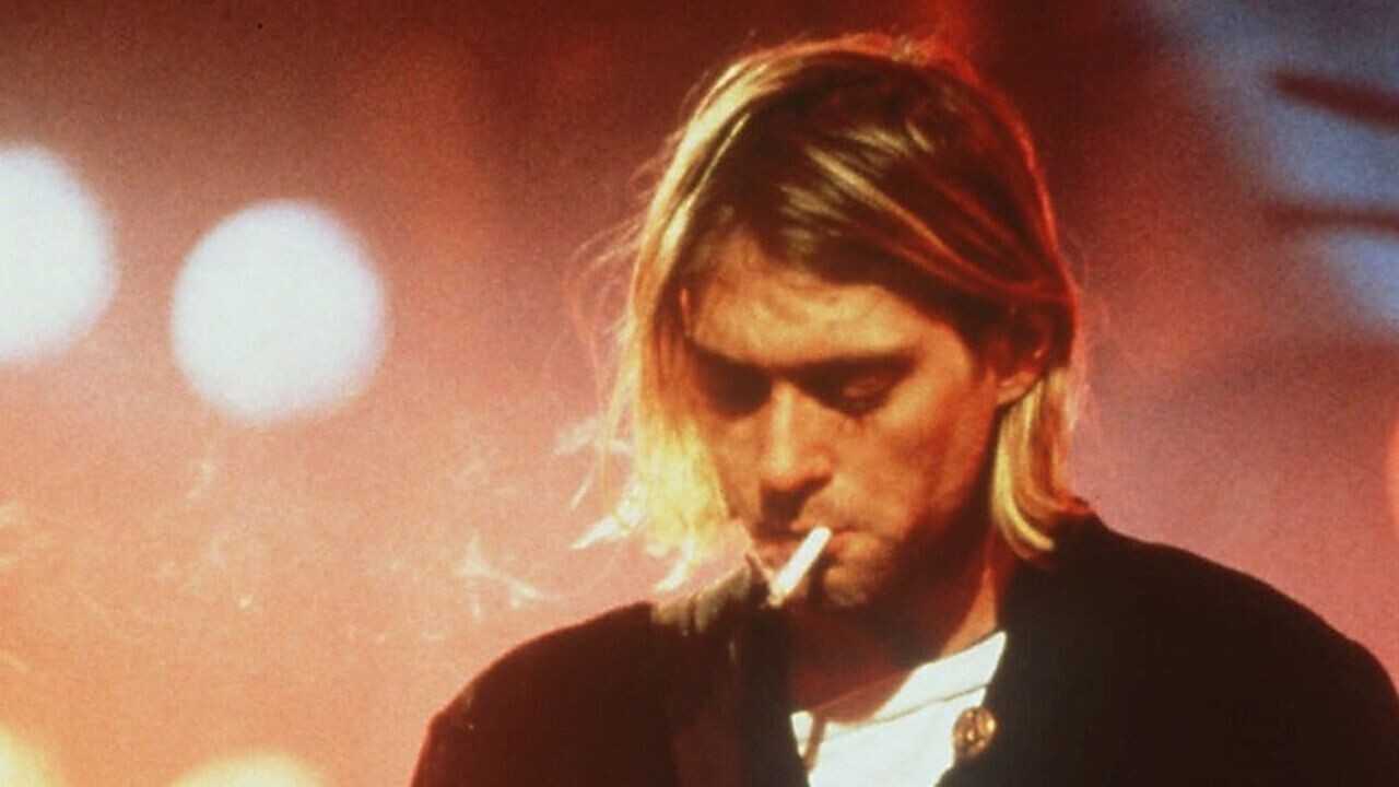 Foto de Kurt Cobain fumando um cigarro