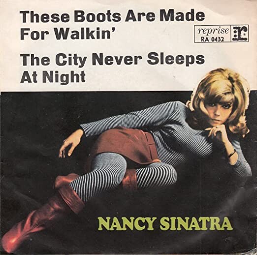 Nancy Sinatra, de botas, na capa de um single dos sucessos de seu disco de estreia.
