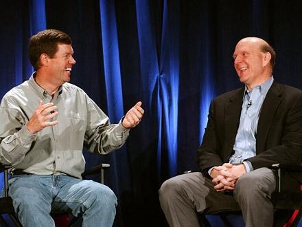 McNealy e Ballmer, os CEOS das duas empresas, sorridentes em evento para a imprensa.