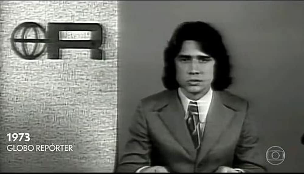Imagem de Sérgio Chapelin, de roupa formal e cabelo comprido, no Globo Reporter de 1973