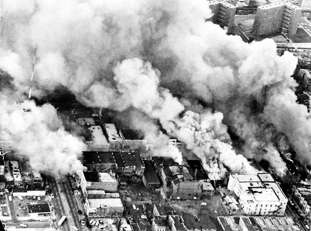 Foto aérea de prédios em chamas em Chicago, na data de hoje, em 1968