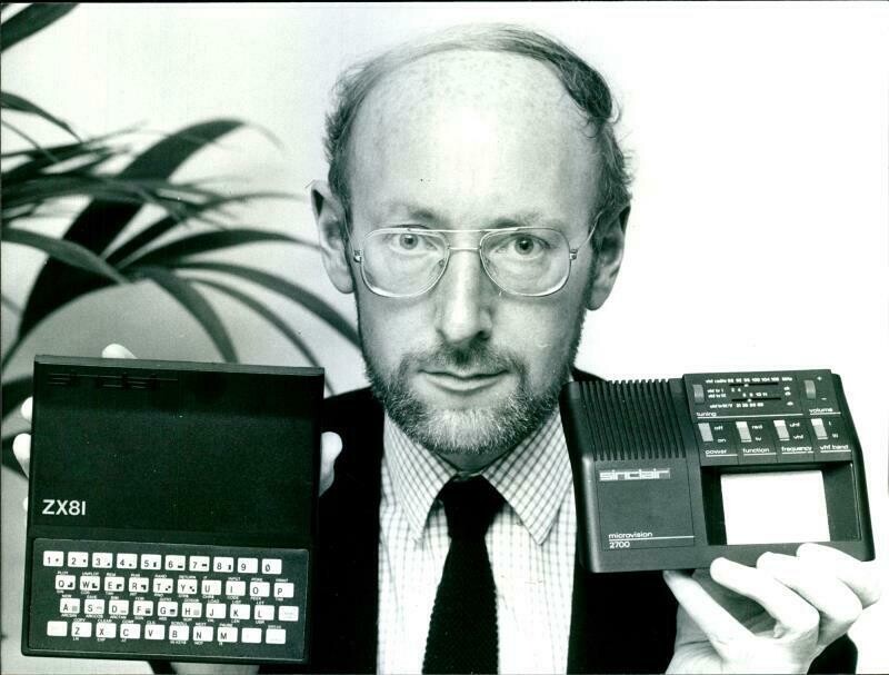 Clive Sinclair segurando um pioneiro computador ZX81 
