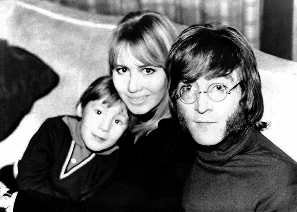 Foto em preto e branco de Julian, Cynthia e John Lennon.
