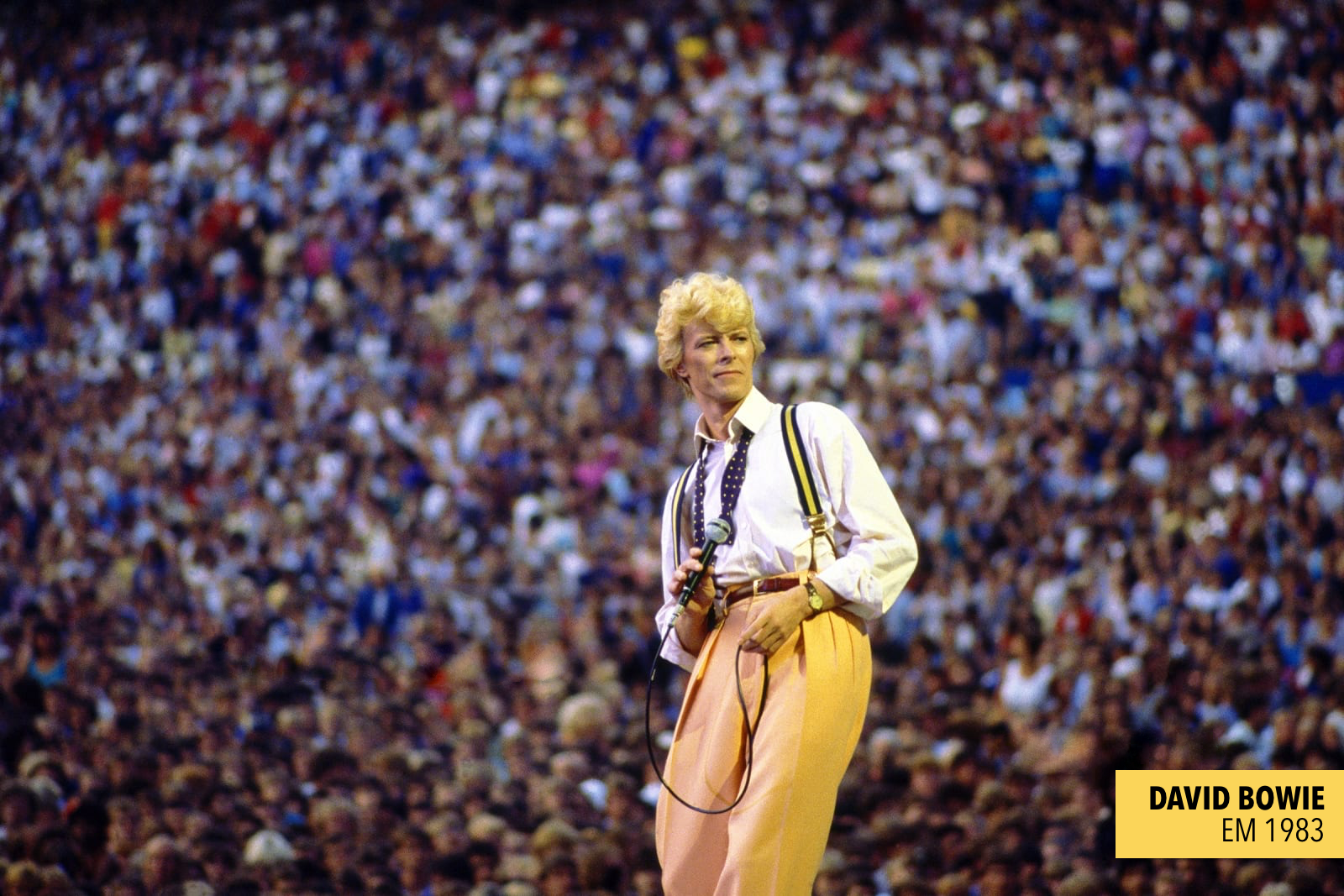 David Bowie no palco em 1983