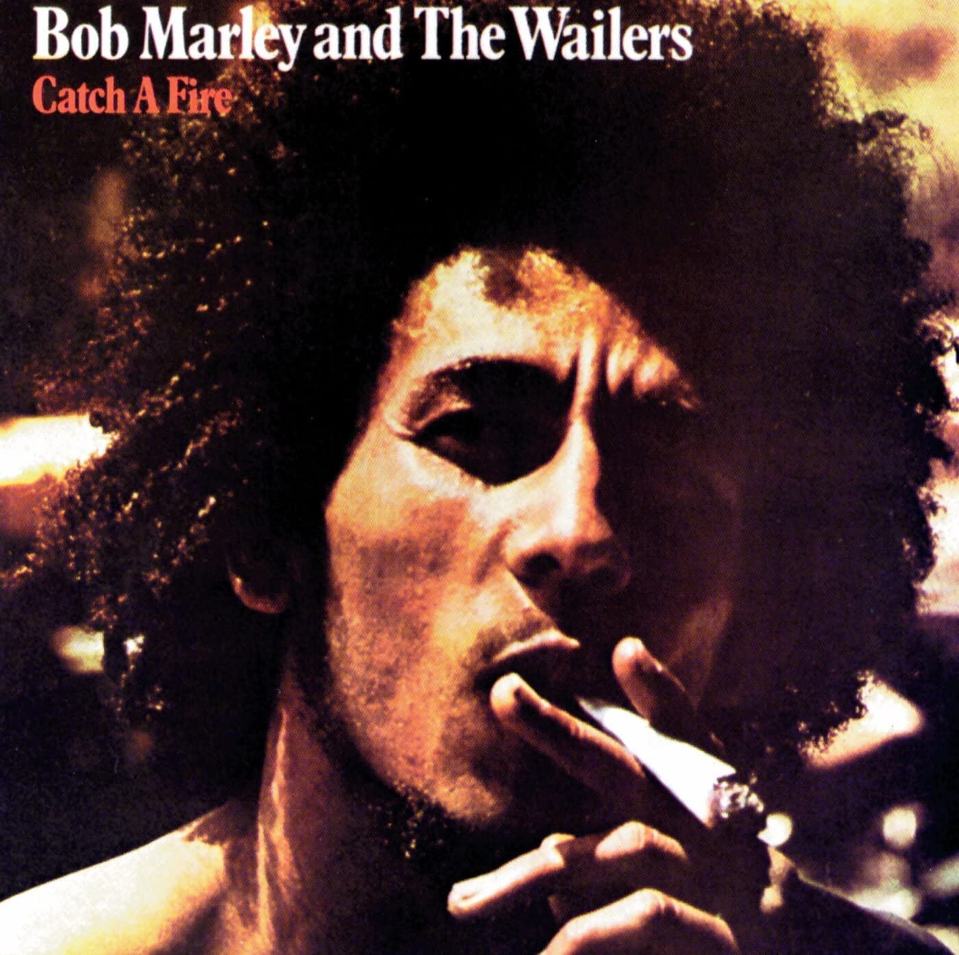 Capa do álbum Catch a Fire, com Marley fumando um cigarro artesanal