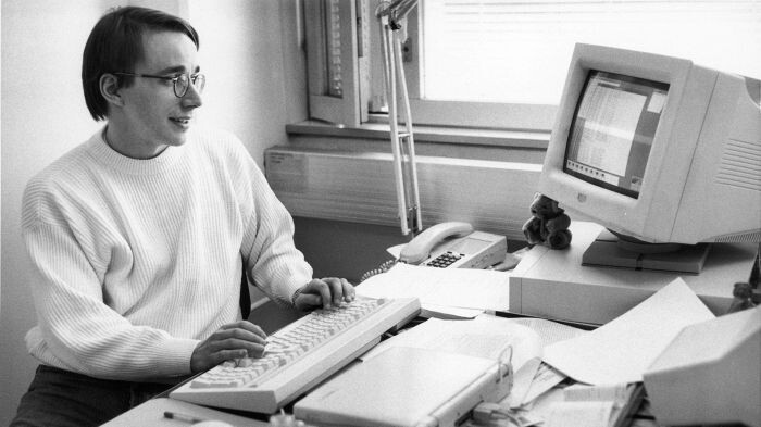 Foto em preto e branco de Linus Torvalds operando um computador