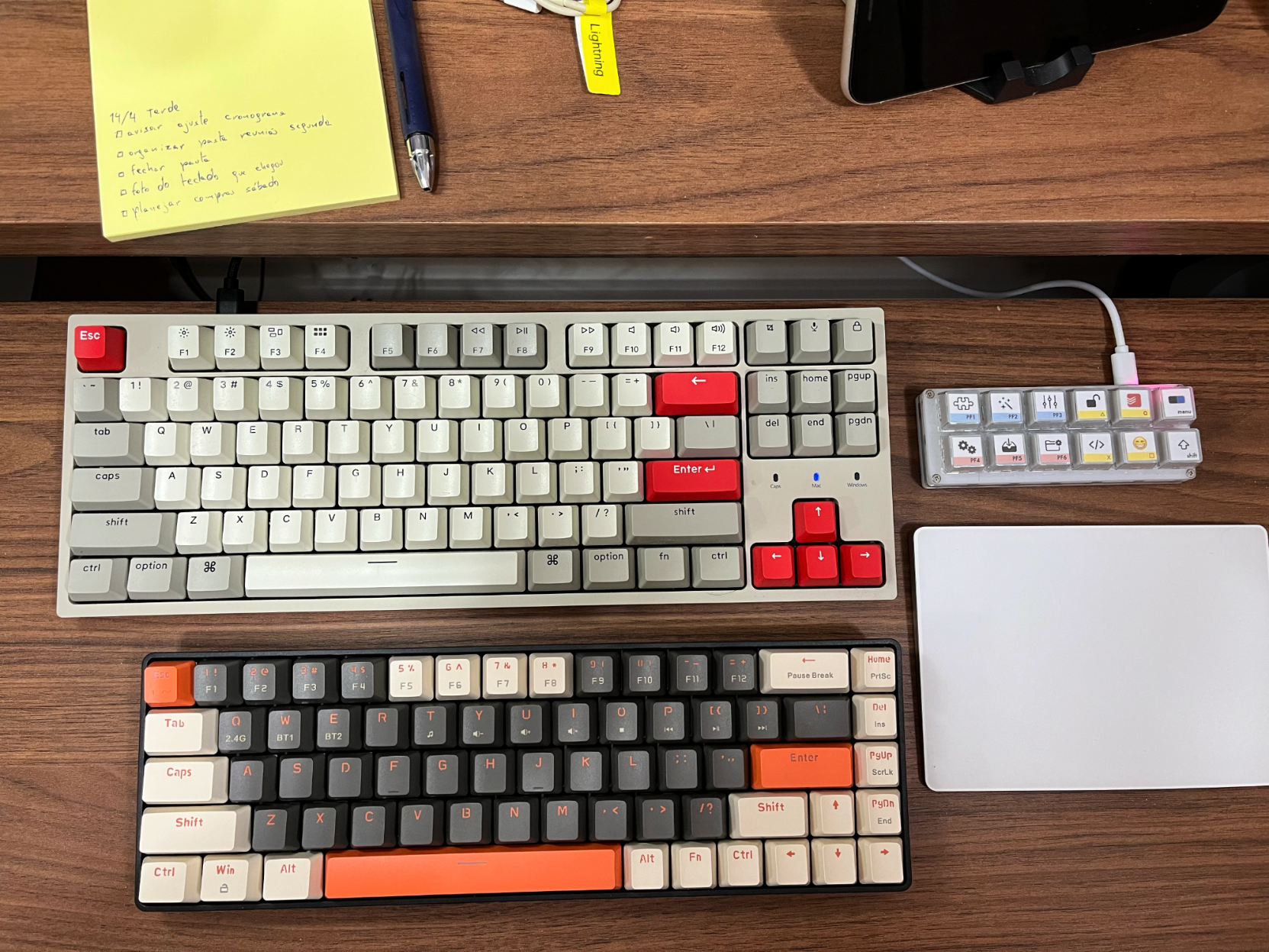 minha mesa, incluindo o teclado novo (abaixo), modelo K68, cor Milk Shake, com chaves RED