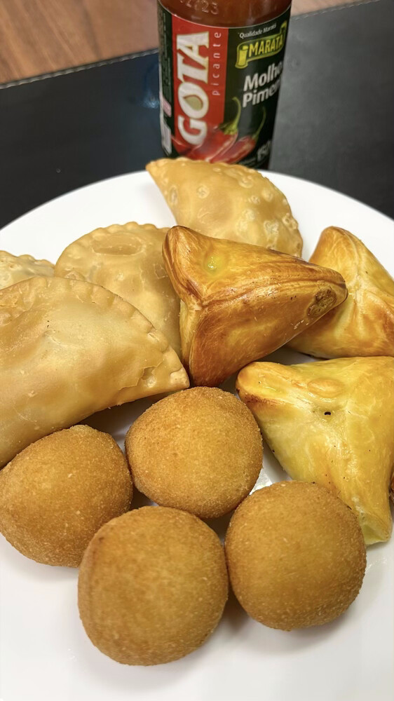 Prato com mini-salgados, sendo 4 coxinhas, 4 pasteizinhos e 4 mini-esfihas